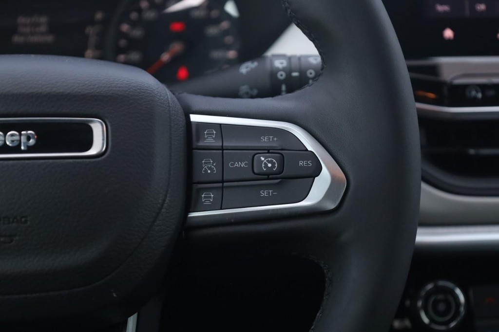 Jeep Compass Vehicle Full-screen Gallery Image 9