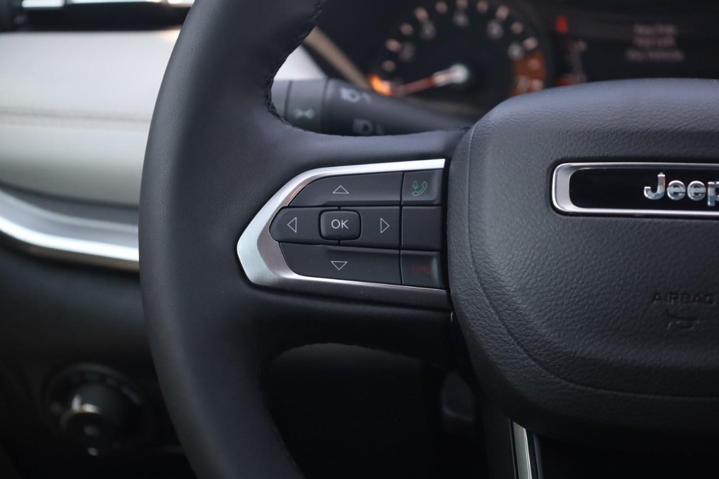 Jeep Compass Vehicle Full-screen Gallery Image 10