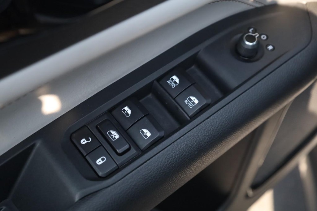 Jeep Compass Vehicle Full-screen Gallery Image 11