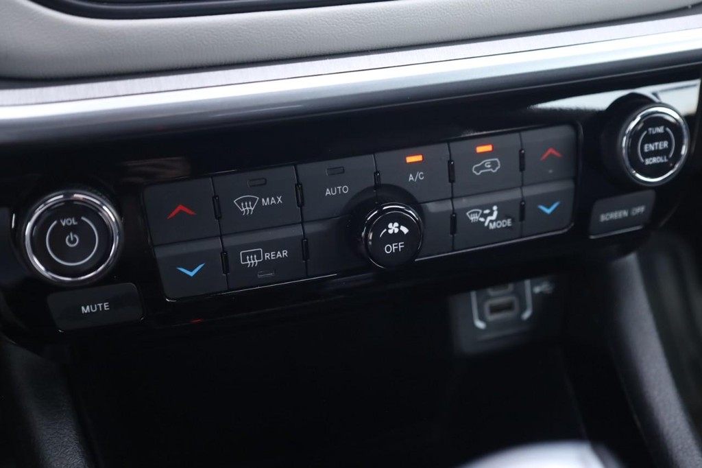 Jeep Compass Vehicle Full-screen Gallery Image 16