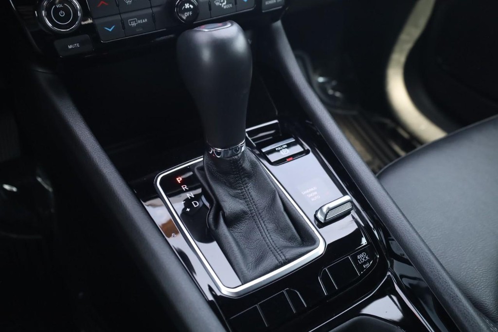 Jeep Compass Vehicle Full-screen Gallery Image 18