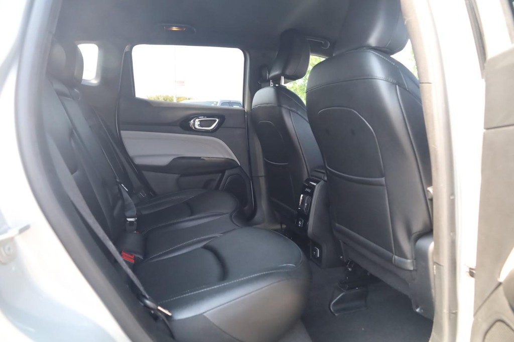 Jeep Compass Vehicle Full-screen Gallery Image 21