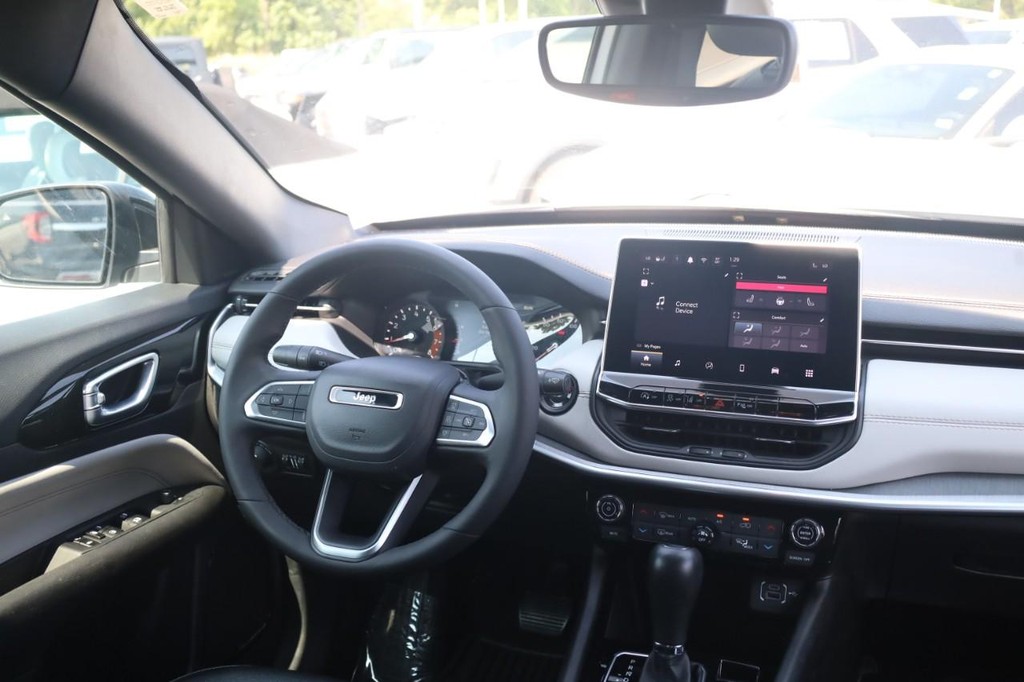 Jeep Compass Vehicle Full-screen Gallery Image 22