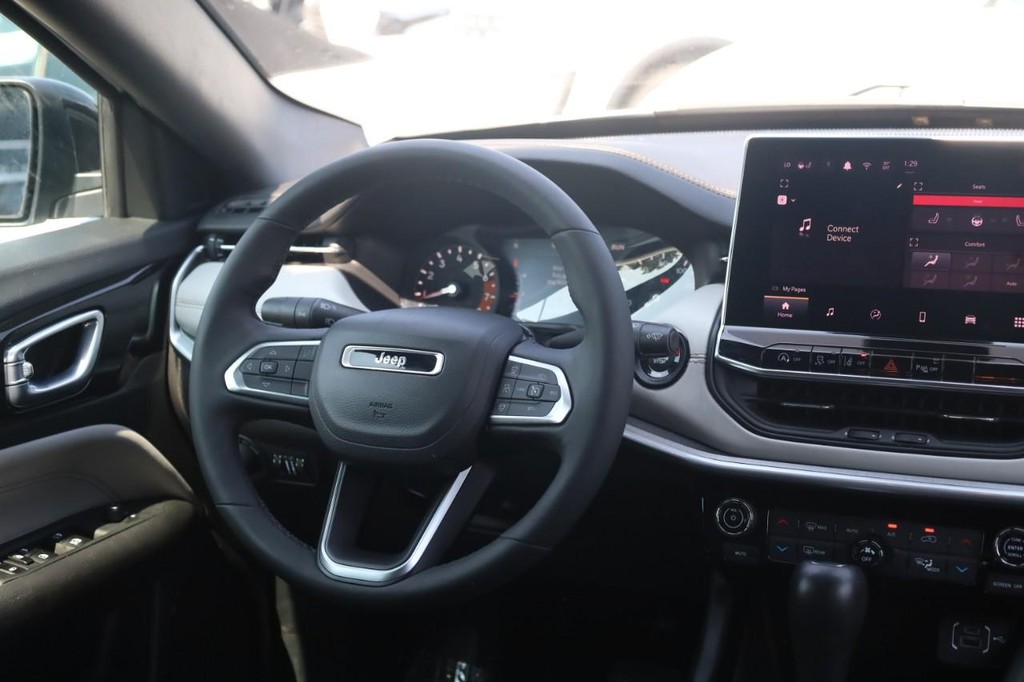 Jeep Compass Vehicle Full-screen Gallery Image 23
