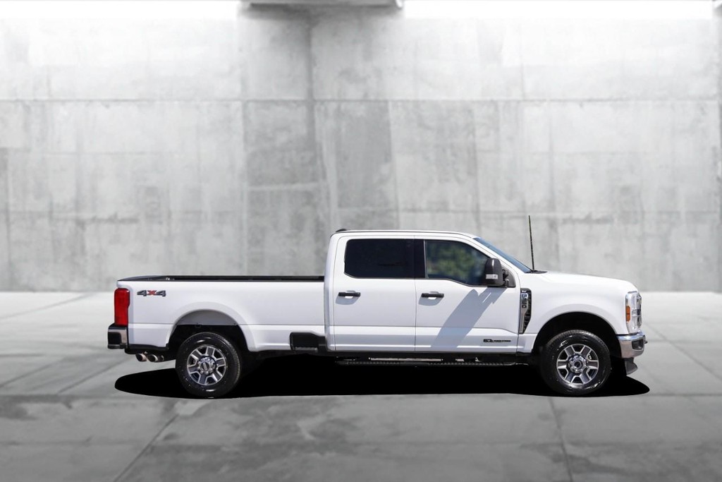 Ford Super Duty F-350 SRW Vehicle Image 05