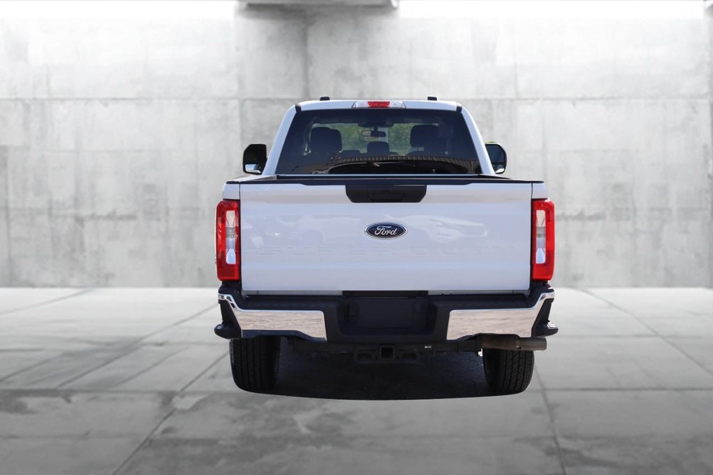 Ford Super Duty F-350 SRW Vehicle Image 06
