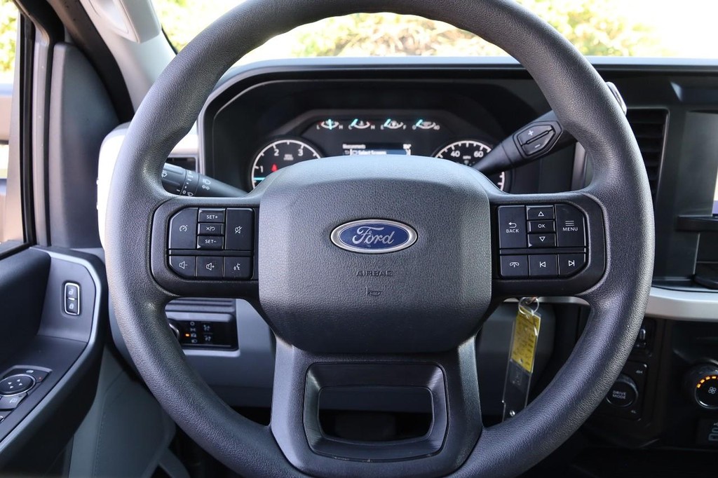 Ford Super Duty F-350 SRW Vehicle Image 11