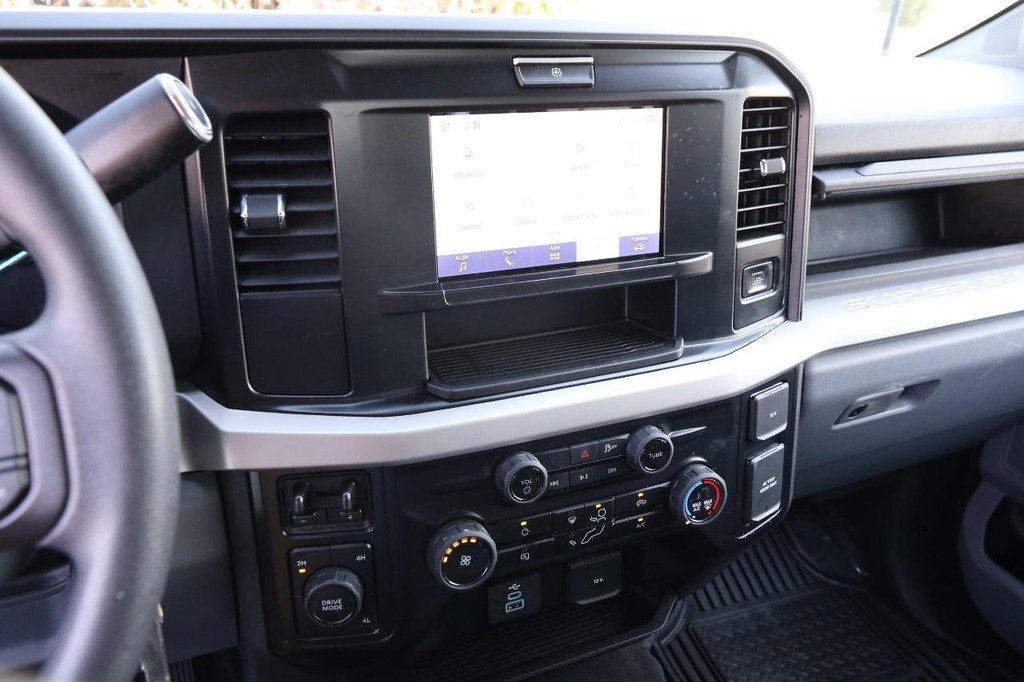 Ford Super Duty F-350 SRW Vehicle Image 16