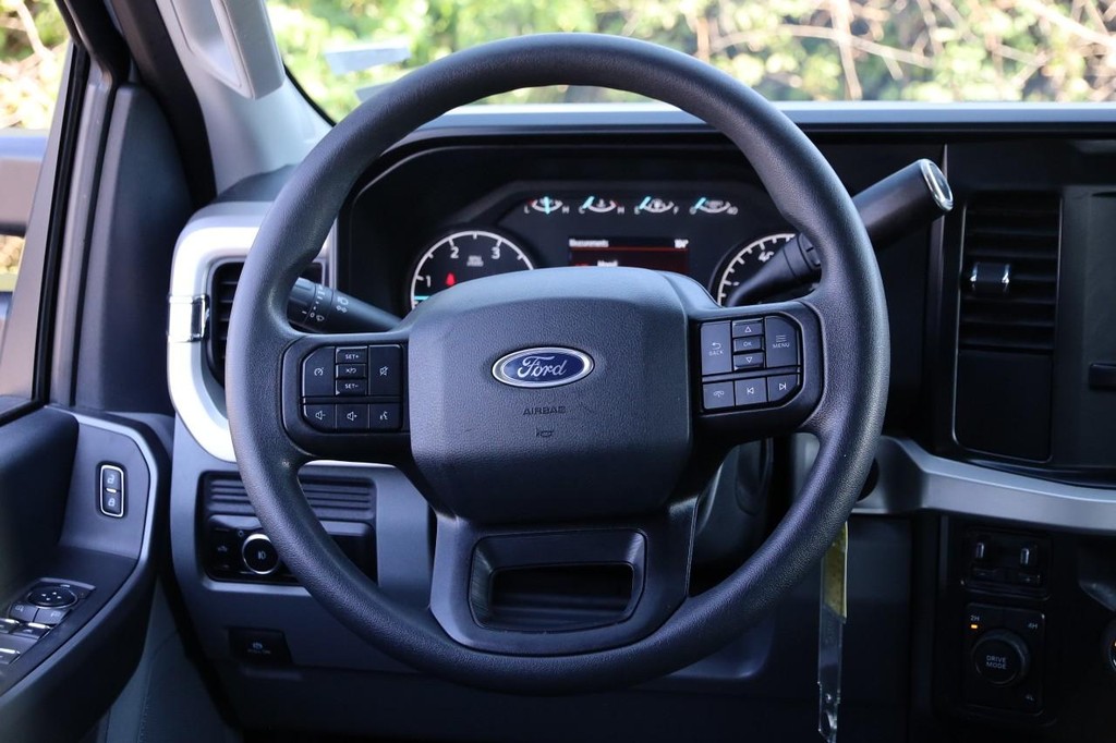 Ford Super Duty F-350 SRW Vehicle Image 21