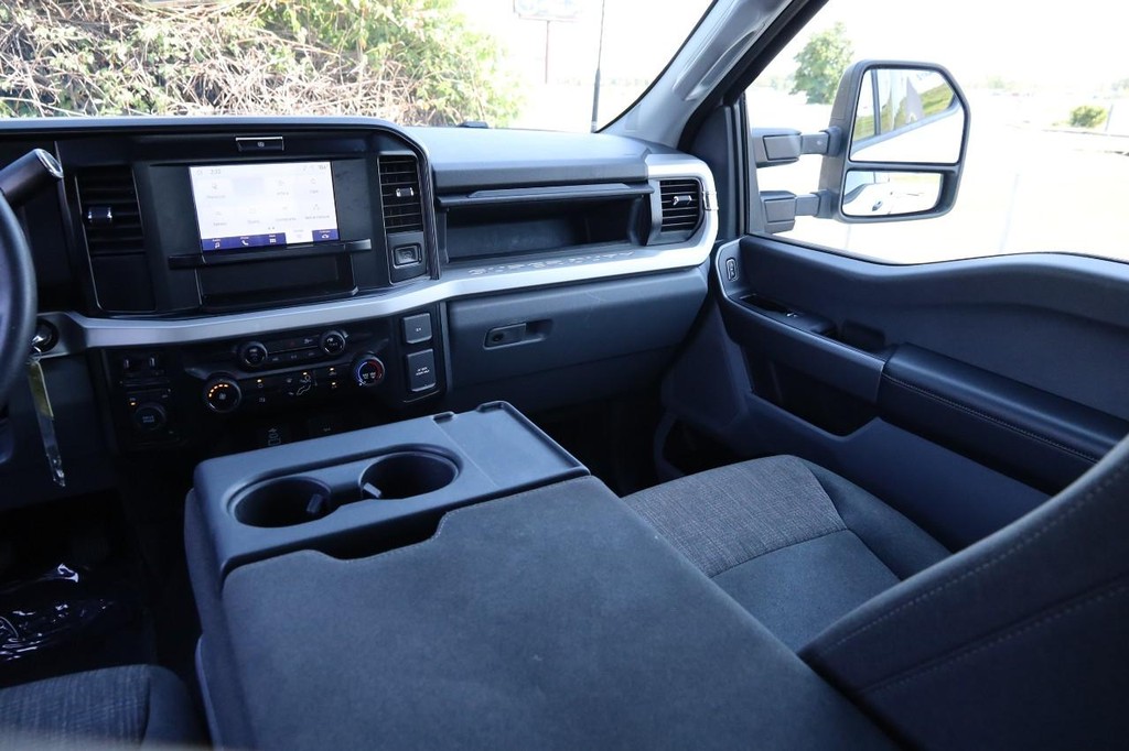 Ford Super Duty F-350 SRW Vehicle Image 23