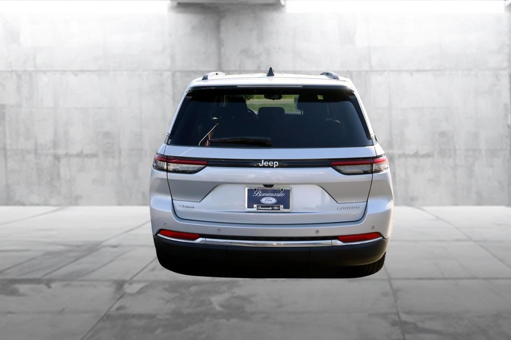 Jeep Grand Cherokee Vehicle Image 06