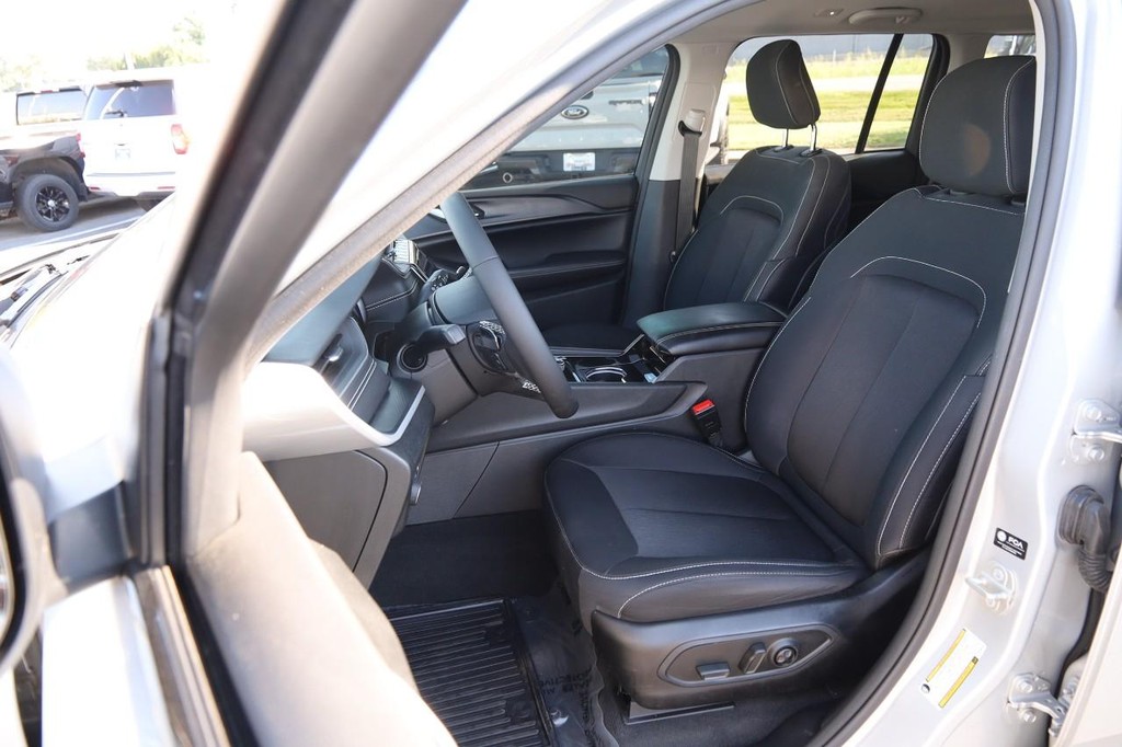 Jeep Grand Cherokee Vehicle Image 08