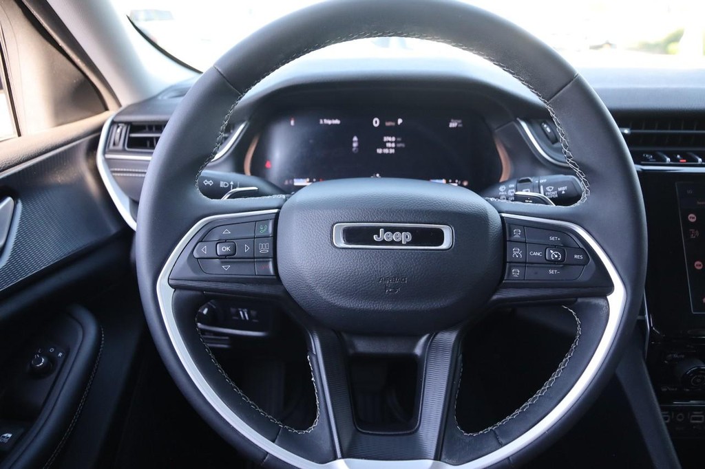 Jeep Grand Cherokee Vehicle Image 10
