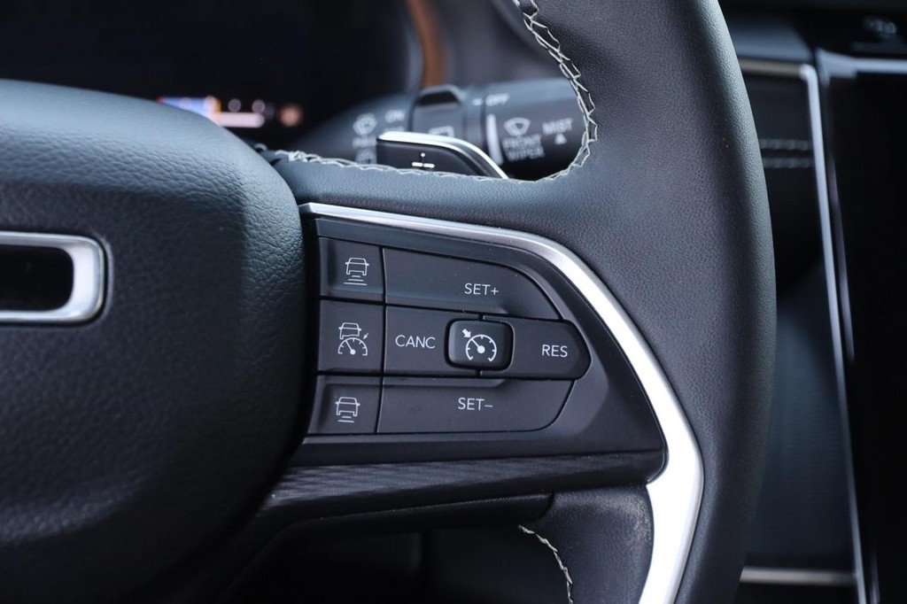 Jeep Grand Cherokee Vehicle Image 12