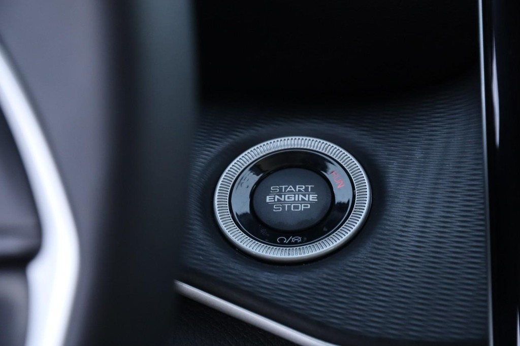 Jeep Grand Cherokee Vehicle Image 14