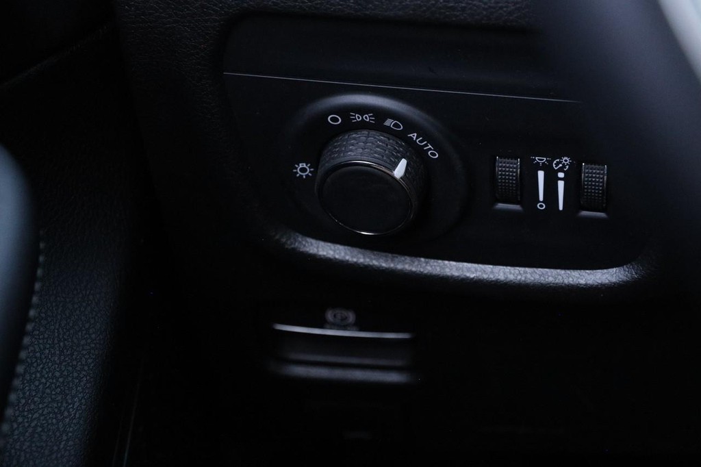 Jeep Grand Cherokee Vehicle Image 21