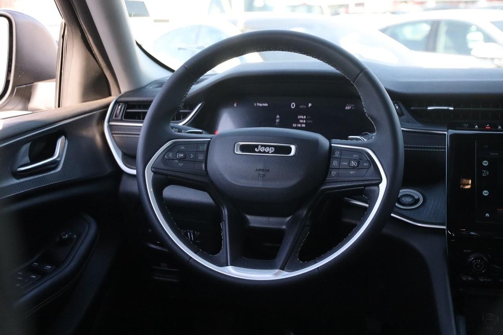 Jeep Grand Cherokee Vehicle Image 24