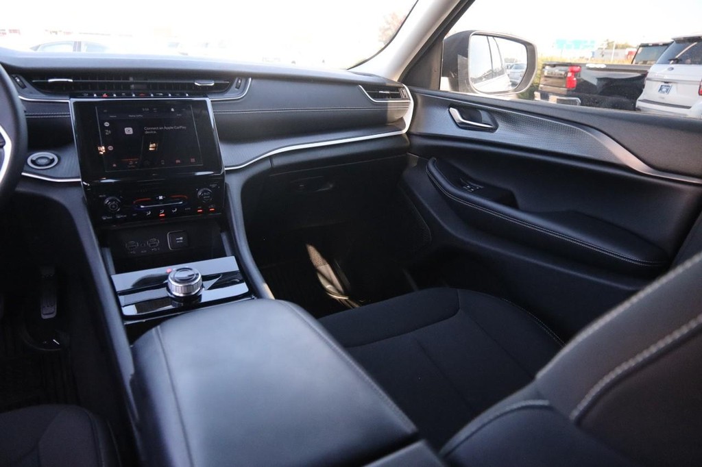 Jeep Grand Cherokee Vehicle Image 26
