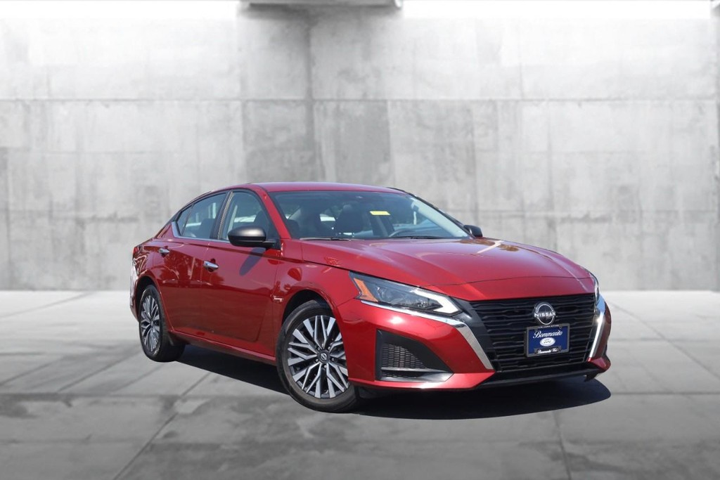 Nissan Altima Vehicle Image 02