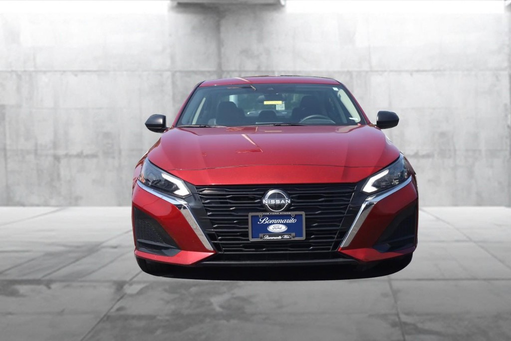 Nissan Altima Vehicle Image 04