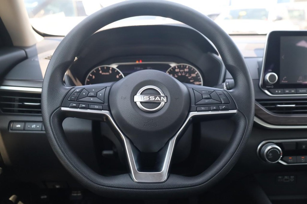 Nissan Altima Vehicle Image 08