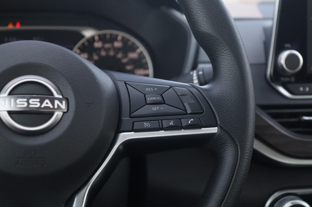 Nissan Altima Vehicle Image 09