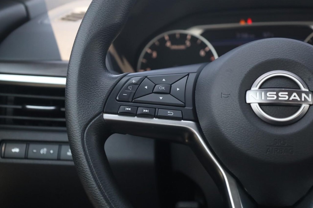 Nissan Altima Vehicle Image 10
