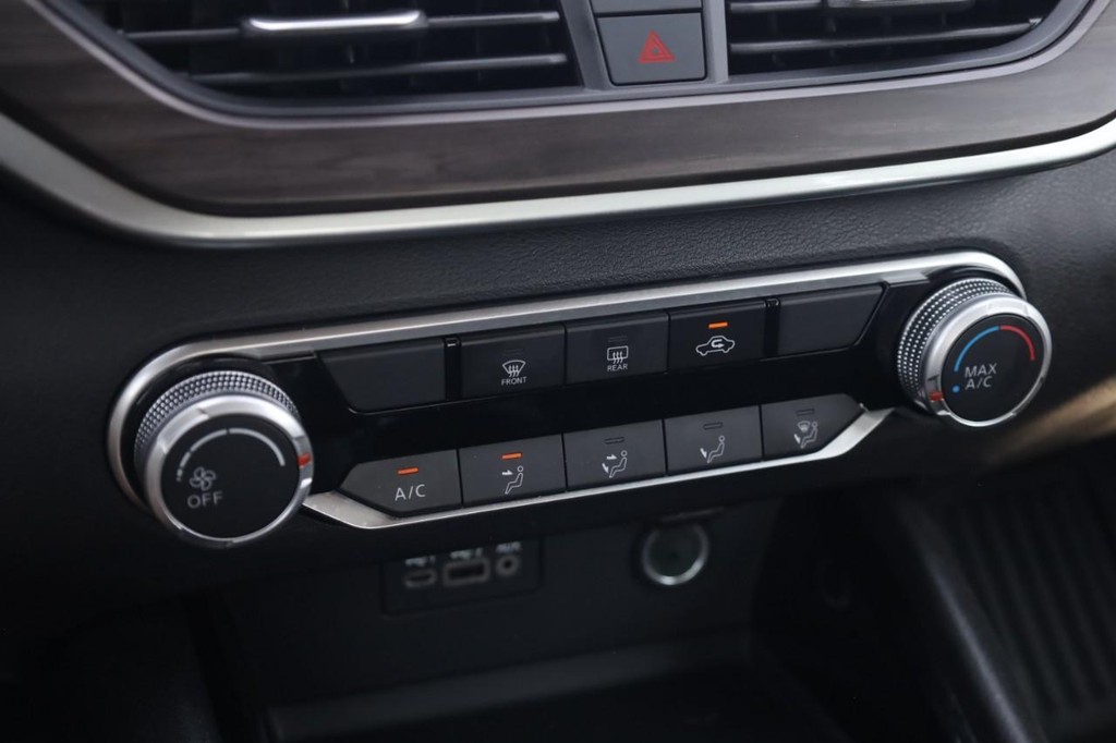 Nissan Altima Vehicle Image 16