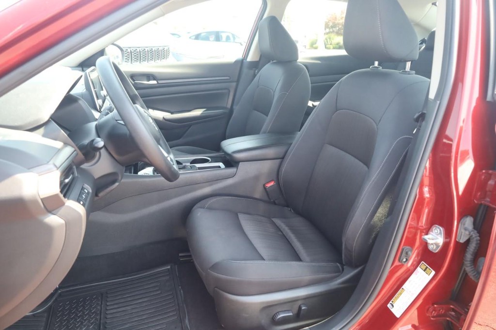 Nissan Altima Vehicle Image 19