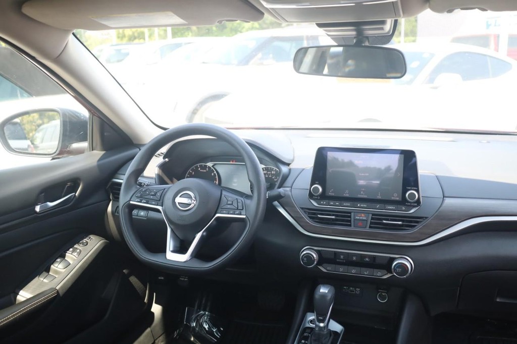Nissan Altima Vehicle Image 22
