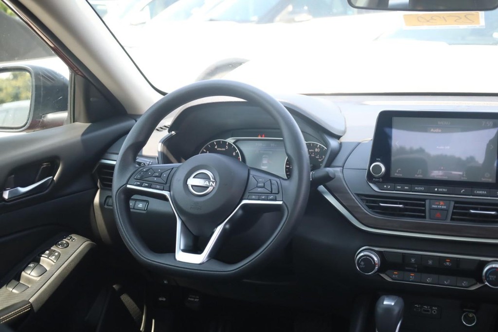 Nissan Altima Vehicle Image 23