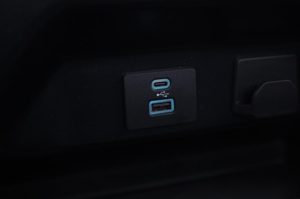 Ford F-150 Vehicle Full-screen Gallery Image 18