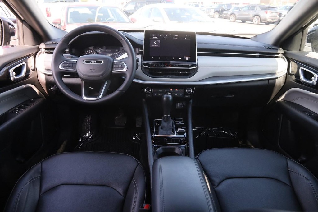 Jeep Compass Vehicle Image 22