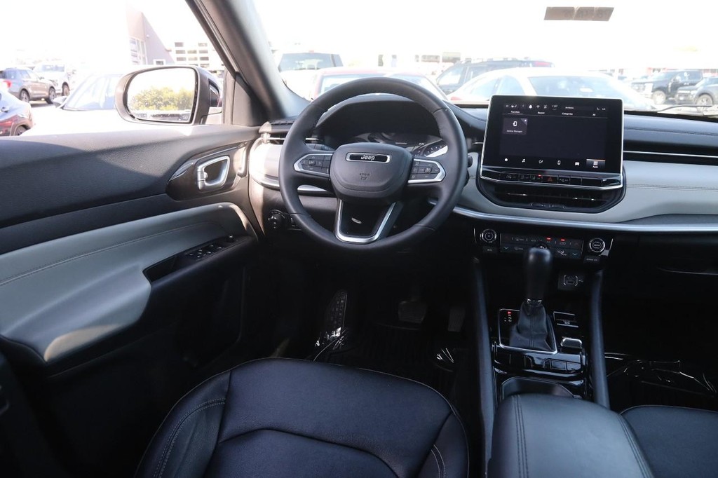 Jeep Compass Vehicle Image 23