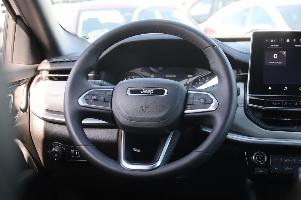 Jeep Compass Vehicle Image 24