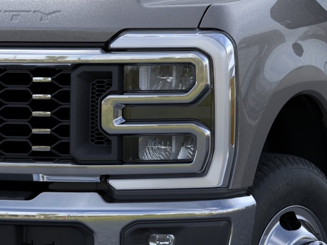 Ford Super Duty F-350 DRW Vehicle Image 18