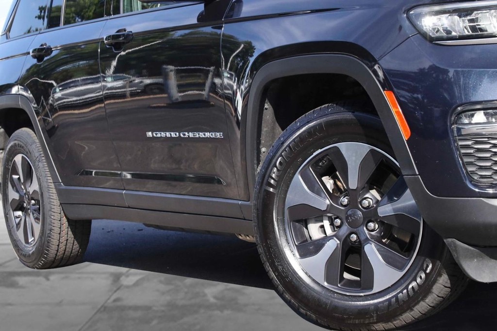 Jeep Grand Cherokee 4xe Vehicle Full-screen Gallery Image 3