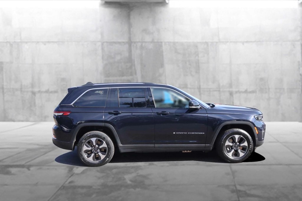 Jeep Grand Cherokee 4xe Vehicle Full-screen Gallery Image 6