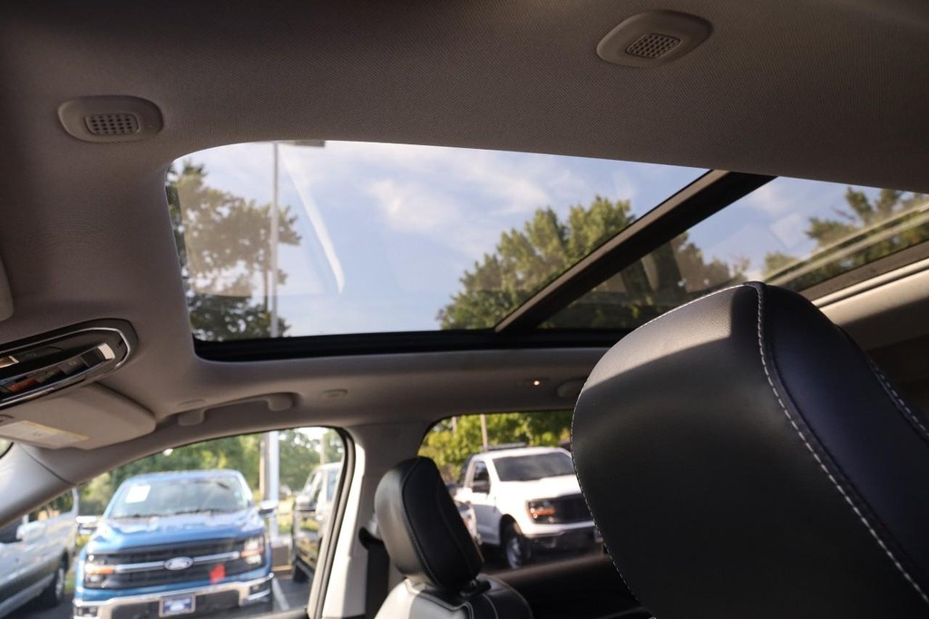 Jeep Grand Cherokee 4xe Vehicle Full-screen Gallery Image 9