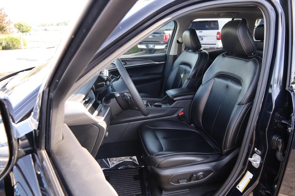 Jeep Grand Cherokee 4xe Vehicle Full-screen Gallery Image 10