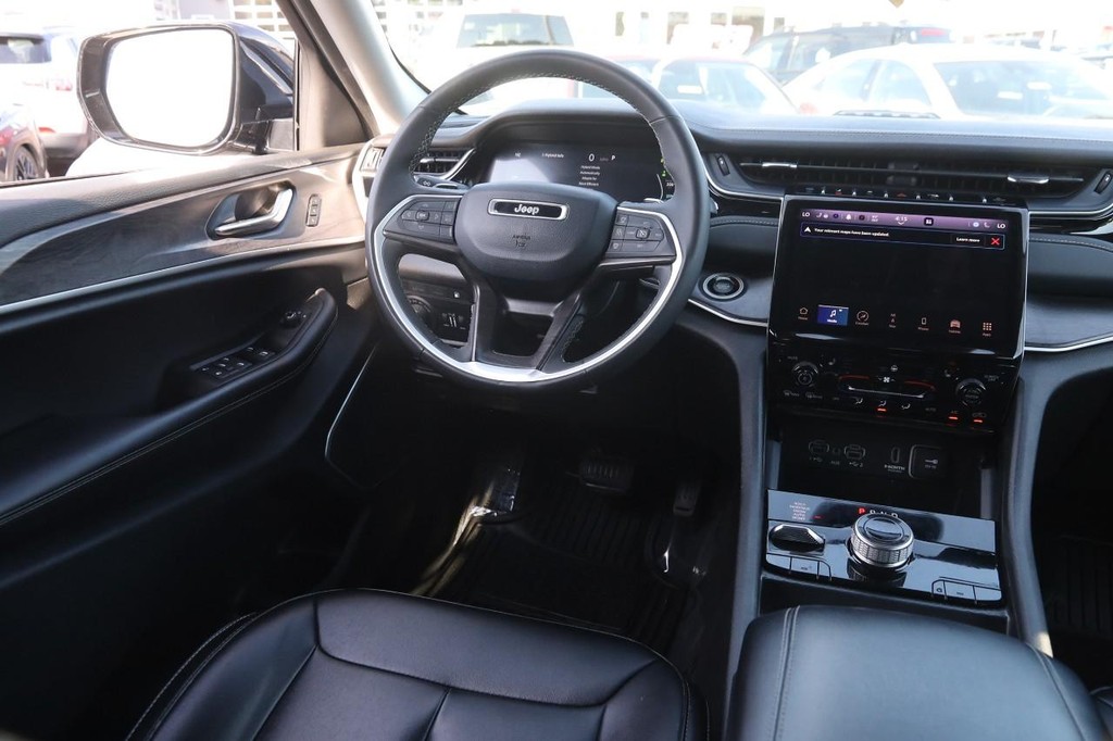 Jeep Grand Cherokee 4xe Vehicle Full-screen Gallery Image 25