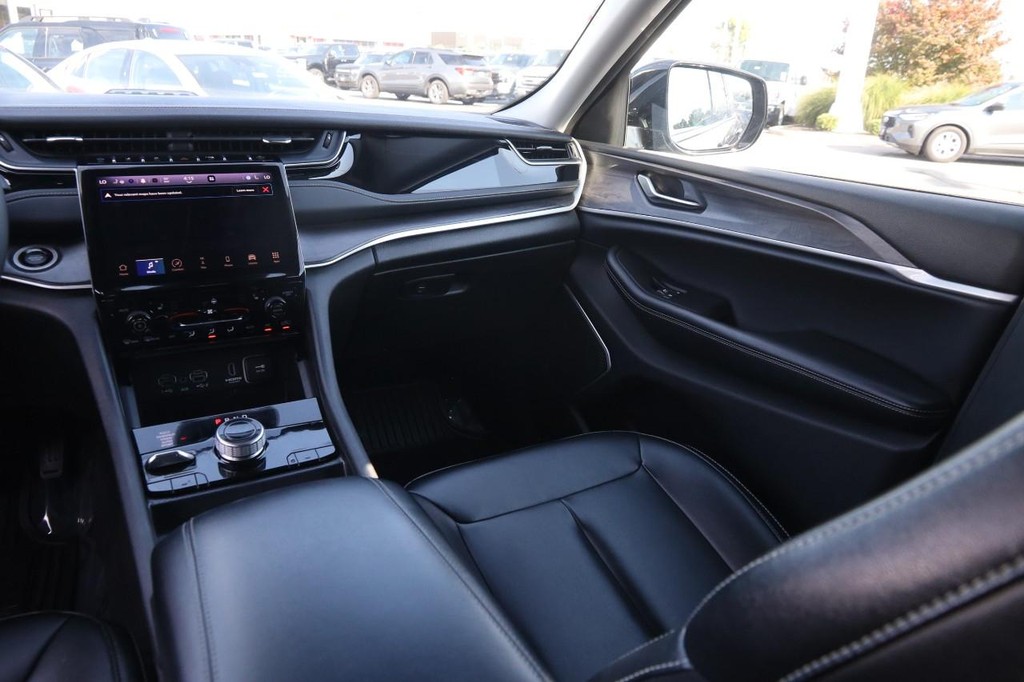 Jeep Grand Cherokee 4xe Vehicle Full-screen Gallery Image 28