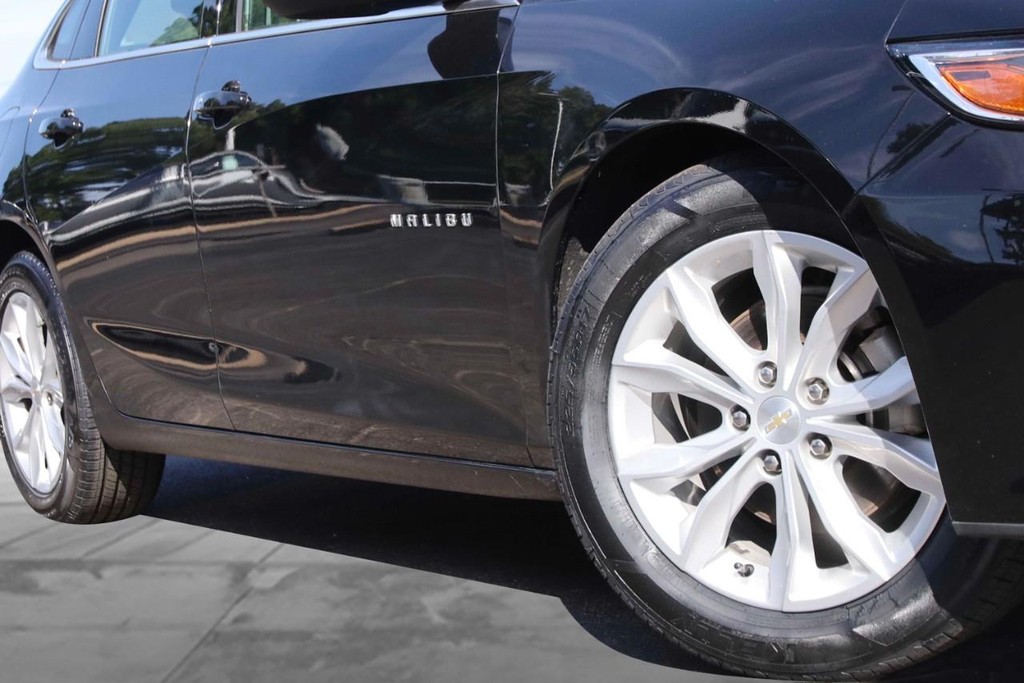 Chevrolet Malibu Vehicle Full-screen Gallery Image 2
