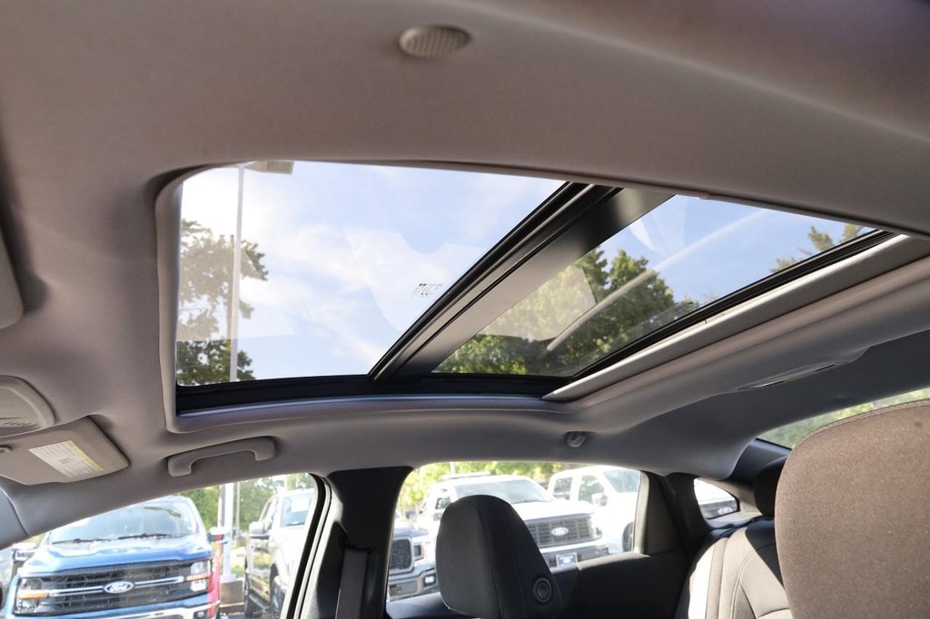 Chevrolet Malibu Vehicle Full-screen Gallery Image 7