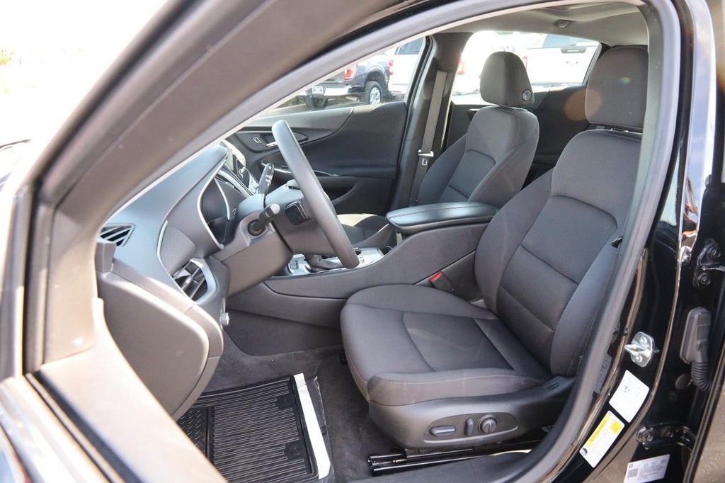 Chevrolet Malibu Vehicle Full-screen Gallery Image 8