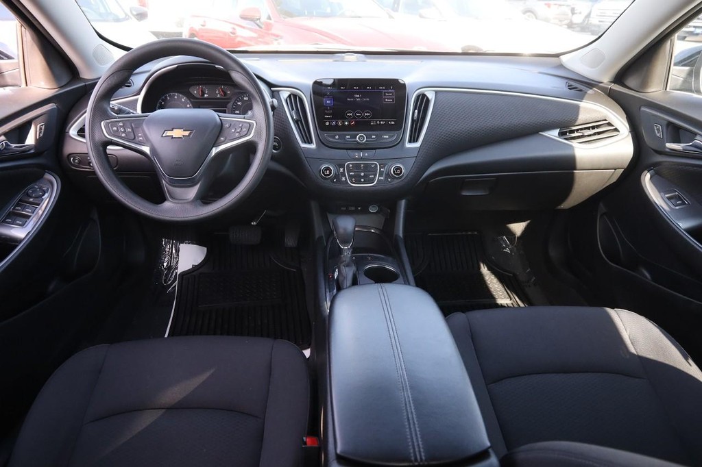 Chevrolet Malibu Vehicle Full-screen Gallery Image 21