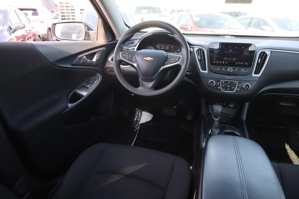 Chevrolet Malibu Vehicle Full-screen Gallery Image 22
