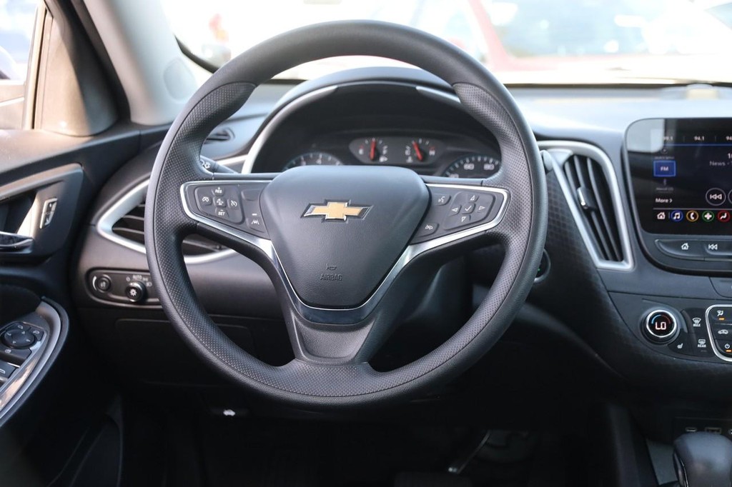 Chevrolet Malibu Vehicle Full-screen Gallery Image 23