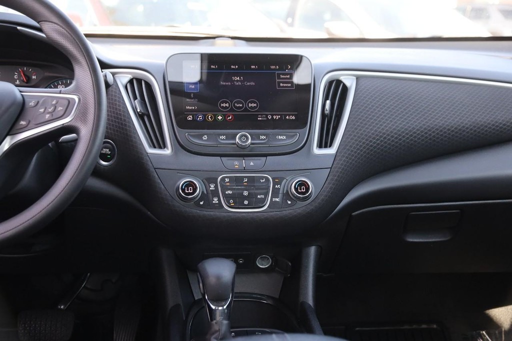 Chevrolet Malibu Vehicle Full-screen Gallery Image 24