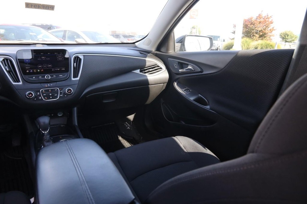 Chevrolet Malibu Vehicle Full-screen Gallery Image 25